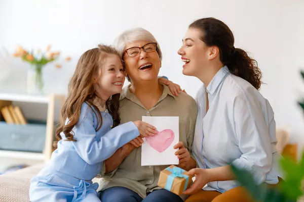 Feliz Dia Mãe Criança Mãe Avó Com Caixa Cartão Postal Imagens De Bancos De Imagens Sem Royalties