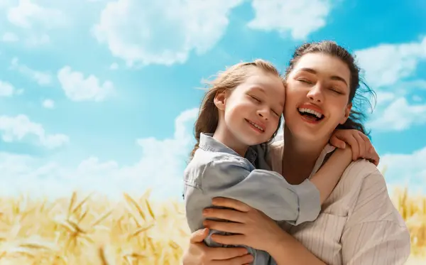 Familia Feliz Naturaleza Madre Hijo Divierten Disfrutan Los Días Verano Fotos De Stock