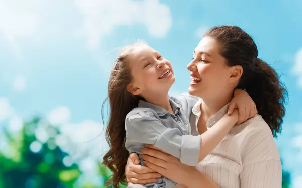 Šťastná Rodina Přírodě Matka Dítě Baví Užívají Letní Dny Royalty Free Stock Obrázky
