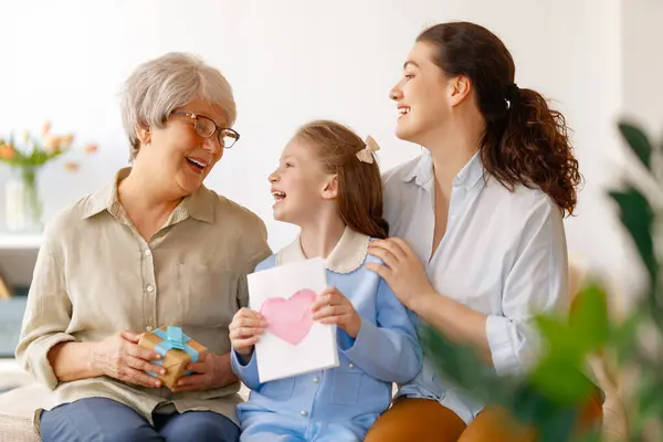 ハッピーマザーの日 お母さん おばあちゃん ギフトボックスとポストカード おばあちゃん お母さんと娘が微笑んでいる 家族の休日とトータル — ストック写真