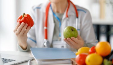 Nutritionist doktor ilaç ofisinde çalışıyor..