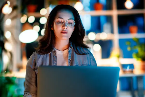 Młoda Bizneswoman Pracuje Laptopie Przy Oknie Wieczorem Obraz Stockowy
