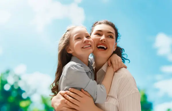 Šťastná Rodina Přírodě Matka Dítě Baví Užívají Letní Dny Stock Snímky