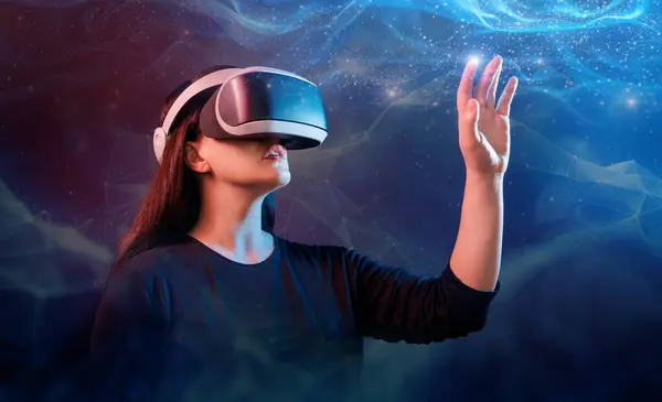 Metaverse Technologie Concept Vrouw Met Virtual Reality Bril Futuristische Levensstijl Rechtenvrije Stockfoto's