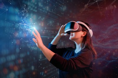 Metaverse teknoloji konsepti. Sanal gerçeklik gözlüklü kadın. Gelecekçi yaşam tarzı.