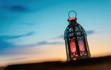 Gece parlayan yanan mumlu süs Arap feneri. Kutlama kartı, Müslüman kutsal ayı için davetiye Ramazan Kareem.