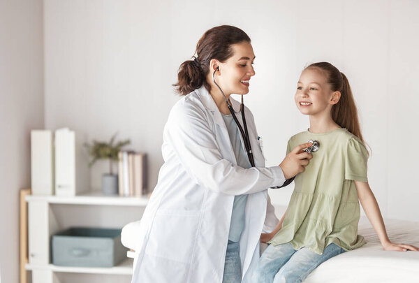 Пациентка с врачом в медицинском кабинете. 