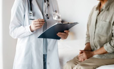 Hastanedeki bir doktoru dinleyen kadın hasta..