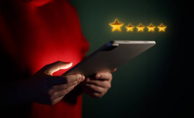 Derecelendirme başvurusu için elinde bir tablet var.