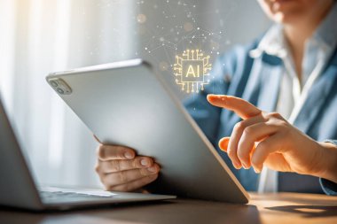 Dijital tablet kullanan bir iş adamı. Üretken yapay zeka kavramı