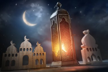 Gece parlayan yanan mumlu süs Arap feneri. Kutlama kartı, Müslüman kutsal ayı için davetiye Ramazan Kareem.