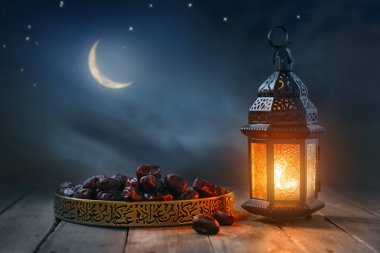 Gece parlayan yanan mumlu süs Arap feneri. Kutlama kartı, Müslüman kutsal ayı için davetiye Ramazan Kareem.