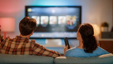 Mutlu bir aile televizyon seyrediyor, akşamları evde film seyrediyor. Çiftler birlikte vakit geçiriyorlar..