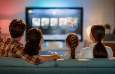 Mutlu aile birlikte vakit geçiriyor. Anne, baba ve çocuklar televizyon izliyor, akşamları evde patlamış mısırlı filmler izliyorlar..