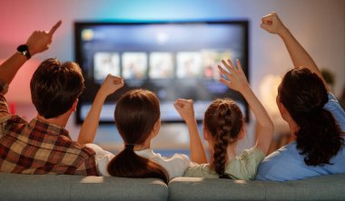 Mutlu aile birlikte vakit geçiriyor. Anne, baba ve çocuklar televizyon izliyor, akşamları evde patlamış mısırlı filmler izliyorlar..