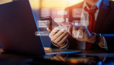 AI trendleri konsepti. Ofiste çalışan bir adam var. Dizüstü bilgisayar ve eller kapalı..