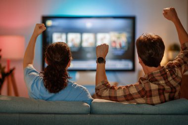 Mutlu bir aile televizyon seyrediyor, akşamları evde film seyrediyor. Çiftler birlikte vakit geçiriyorlar..