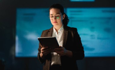 Sahnede bir kadın yapay zeka teknolojilerinin geleceği hakkında konuşuyor..