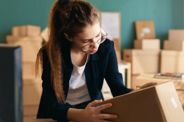 Kadın envanter müdürü stokları kontrol ediyor. Depoda çalışan bir kadın.. 