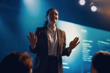 Bir kadın sahnede gelecek ve teknolojiler hakkında konuşuyor..