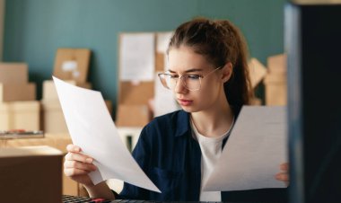 Kadın envanter müdürü stokları kontrol ediyor. Depoda çalışan bir kadın.. 