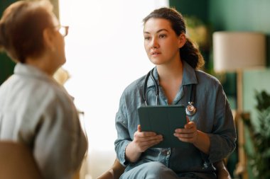 Kadın hasta ve bir doktor hastanede konuşuyor..