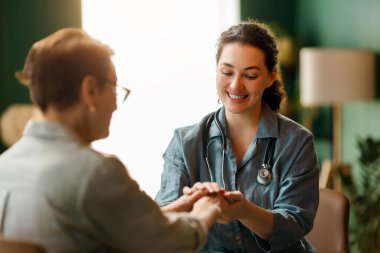 Hastanedeki bir doktoru dinleyen kadın hasta..