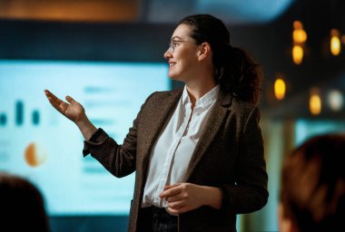 Bir kadın sahnede gelecek ve teknolojiler hakkında konuşuyor..