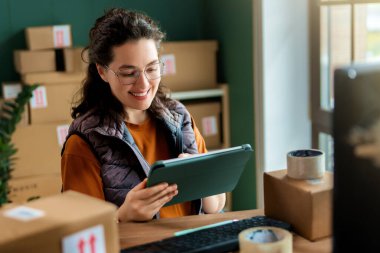 Kadın envanter müdürü stokları kontrol ediyor. Depoda çalışan bir kadın.. 