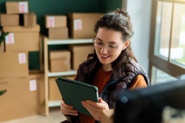 Kadın envanter müdürü stokları kontrol ediyor. Depoda çalışan bir kadın.. 