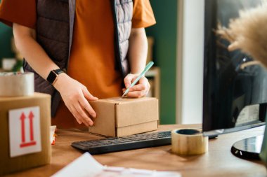 Kadın envanter müdürü stokları kontrol ediyor. Depoda çalışan bir kadın.. 