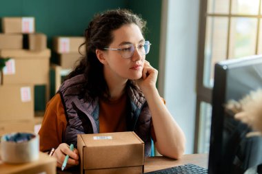 Kadın envanter müdürü stokları kontrol ediyor. Depoda çalışan bir kadın.. 