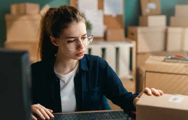 Kadın envanter müdürü stokları kontrol ediyor. Depoda çalışan bir kadın.. 