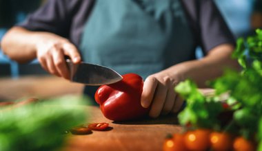 Evde sağlıklı yiyecekler. Kadın mutfakta doğru düzgün bir yemek hazırlıyor..