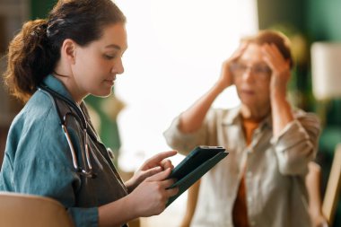 Kadın hasta ve bir doktor hastanede konuşuyor..