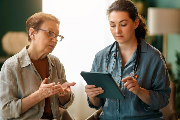 Пациентка и врач разговаривают в больнице.