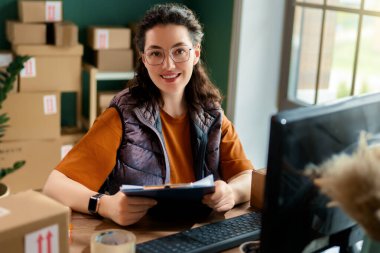 Kadın envanter müdürü stokları kontrol ediyor. Depoda çalışan bir kadın.. 