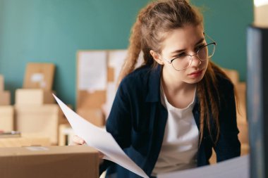 Kadın envanter müdürü stokları kontrol ediyor. Depoda çalışan bir kadın.. 