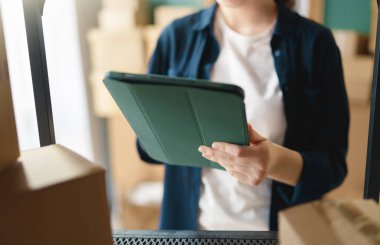 Kadın envanter müdürü stokları kontrol ediyor. Depoda çalışan bir kadın.. 