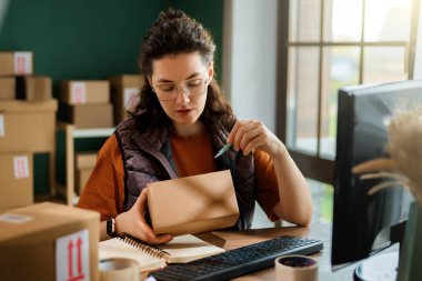 Kadın envanter müdürü stokları kontrol ediyor. Depoda çalışan bir kadın.. 