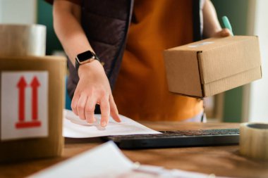 Kadın envanter müdürü stokları kontrol ediyor. Depoda çalışan bir kadın.. 