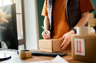 Kadın envanter müdürü stokları kontrol ediyor. Depoda çalışan bir kadın.. 