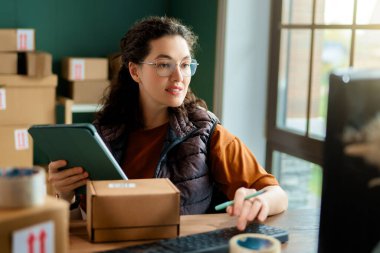 Kadın envanter müdürü stokları kontrol ediyor. Depoda çalışan bir kadın.. 