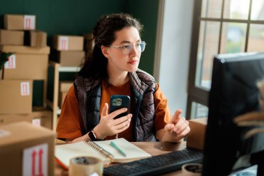 Kadın envanter müdürü stokları kontrol ediyor. Depoda çalışan bir kadın.. 