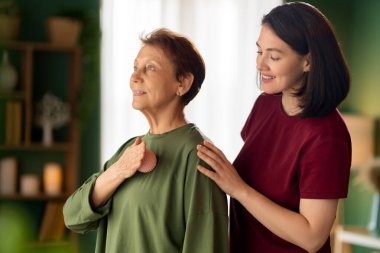 Kıdemli kadın egzersiz yapıyor. Evde fizik tedaviye yardım eden bir hemşire.