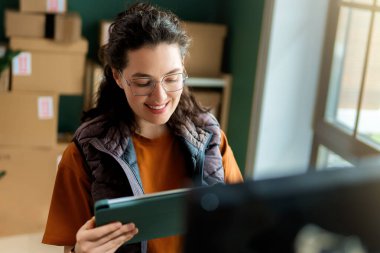 Kadın envanter müdürü stokları kontrol ediyor. Depoda çalışan bir kadın.. 