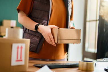 Kadın envanter müdürü stokları kontrol ediyor. Depoda çalışan bir kadın.. 