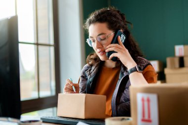 Kadın envanter müdürü stokları kontrol ediyor. Depoda çalışan bir kadın.. 