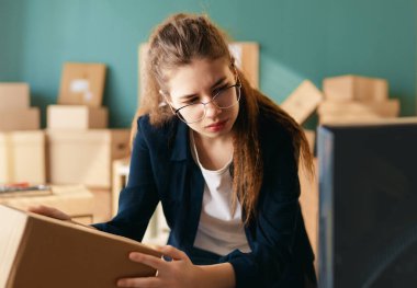 Kadın envanter müdürü stokları kontrol ediyor. Depoda çalışan bir kadın.. 