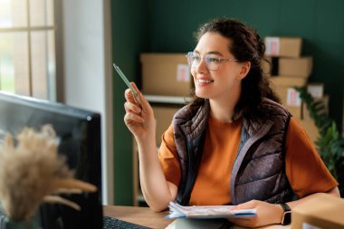 Kadın envanter müdürü stokları kontrol ediyor. Depoda çalışan bir kadın.. 
